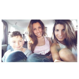 Laury Thilleman, son frère Hugo (10 ans) et sa petite soeur Julie (14 ans). Avril 2015.