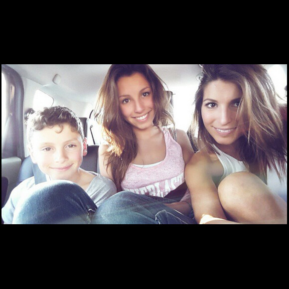 Laury Thilleman, son frère Hugo (10 ans) et sa petite soeur Julie (14 ans). Avril 2015.