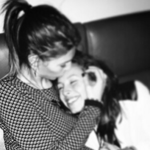 Laury Thilleman fait un gros câlin à sa petite soeur Julie. Novembre 2014.