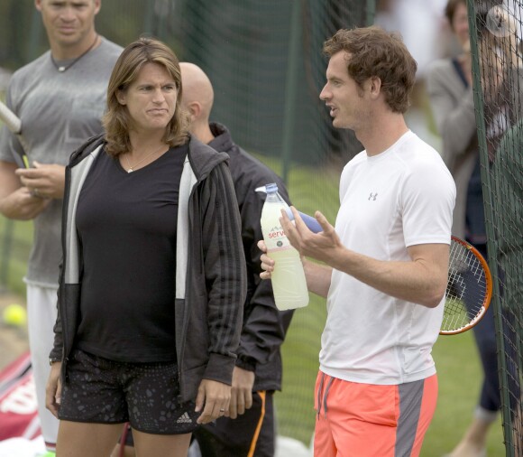 Andy Murray et son entraîneuse Amélie Mauresmo, enceinte lors de l'entraînement au tournoi de tennis de Wimbledon à Londres, le 28 juin 2015.