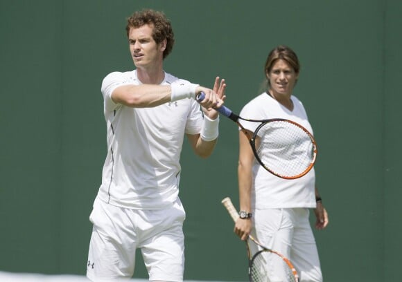 Andy Murray et son entraîneuse Amélie Mauresmo, enceinte lors de l'entraînement au tournoi de tennis de Wimbledon à Londres, le 24 juin 2015.