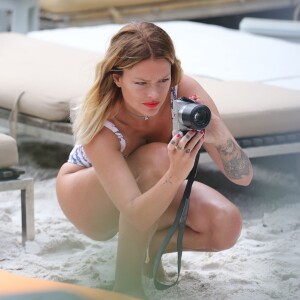 Caroline Receveur en vacances sur la plage de Miami, le 6 avril 2016.  Caroline Receveur spend some good times on Miami beach, April 6th, 2016.06/04/2016 - Miami