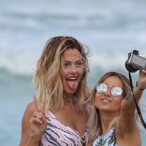Caroline Receveur en vacances avec une amie sur la plage de Miami, le 6 avril 2016.  Caroline Receveur spend some good times with a friend on Miami beach, April 6th, 2016.06/04/2016 - Miami