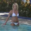 Caroline Receveur et son fiancé Valentin Lucas se relaxent à la piscine de leur hôtel lors de leurs vacances à Miami, le 7 juin 2014  Caroline Receveur relaxing with her fiancé in Miami vacations - June 07 201407/06/2014 - Miami