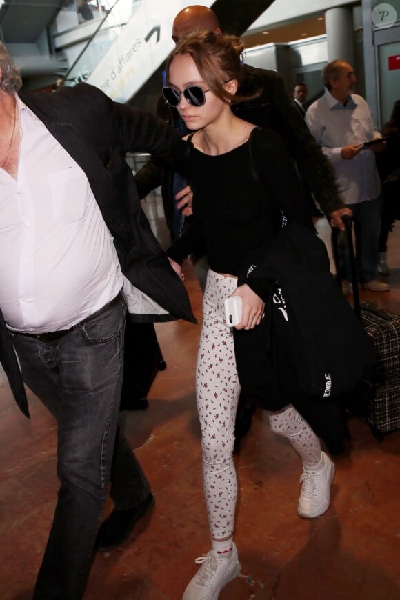 La cohue pour Lily Rose Depp qui arrive à l'aéroport de Nice pour se rendre au 69ème festival international du film de Cannes, le 12 mai 2016.