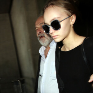 Lily Rose Depp arrive à l'aéroport de Nice pour le 69ème festival international du film de Cannes le 12 mai 2016.