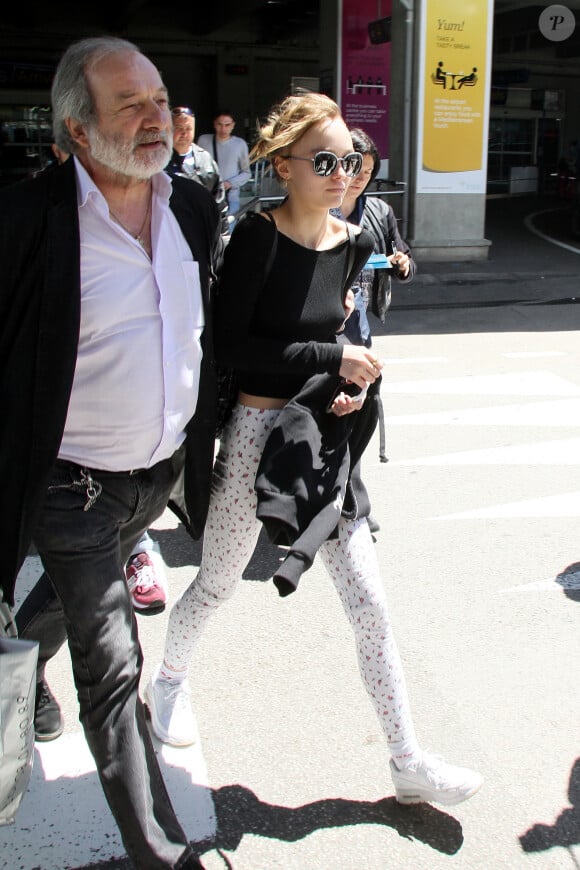 Lily Rose Depp arrive à l'aéroport de Nice pour se rendre au 69ème festival international du film de Cannes le 12 mai 2016.