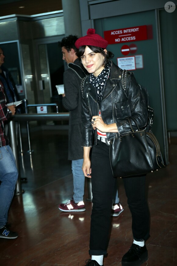 La chanteuse Soko (Stéphanie Sokolinski) arrive à l'aéroport de Nice pour se rendre au 69ème festival international du film de Cannes à Nice le 12 mai 2016.