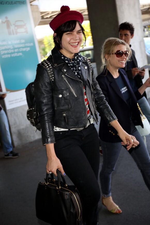 La chanteuse Soko (Stéphanie Sokolinski) tout sourire à son arrivée à l'aéroport de Nice pour se rendre au 69ème festival international du film de Cannes le 12 mai 2016.