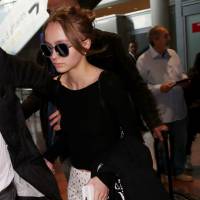 Lily-Rose Depp débarque à Cannes : Cohue et sprint pour son arrivée