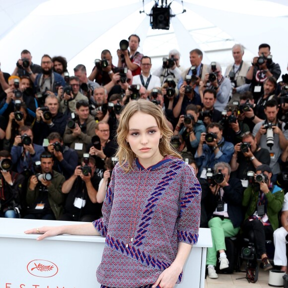 Lily-Rose Depp dans une tenue Chanel - Photocall du film "La Danseuse" lors du 69e Festival International du Film de Cannes. Le 13 mai 2016 © Dominique Jacovides / Bestimage