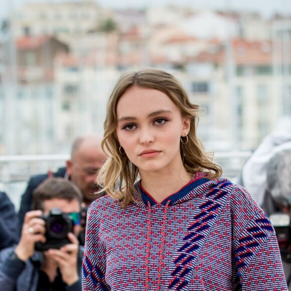 Lily-Rose Depp dans une tenue Chanel - Photocall du film "La Danseuse" lors du 69e Festival International du Film de Cannes. Le 13 mai 2016 © Dominique Jacovides / Bestimage