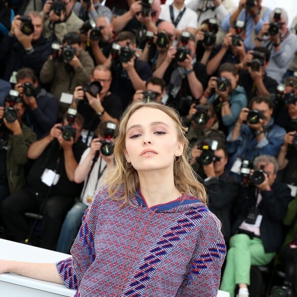 Lily-Rose Depp dans une tenue Chanel - Photocall du film "La Danseuse" lors du 69e Festival International du Film de Cannes. Le 13 mai 2016 © Dominique Jacovides / Bestimage