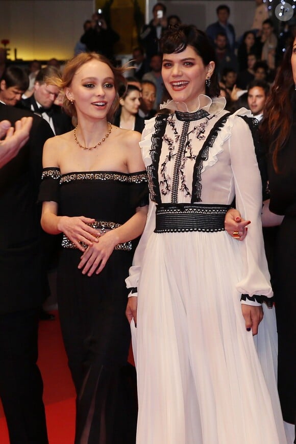 Lily-Rose Depp et Soko - Montée des marches du film "I, Daniel Blake" lors du 69ème Festival International du Film de Cannes. Le 13 mai 2016. © Dominique Jacovides-Cyril Moreau/Bestimage