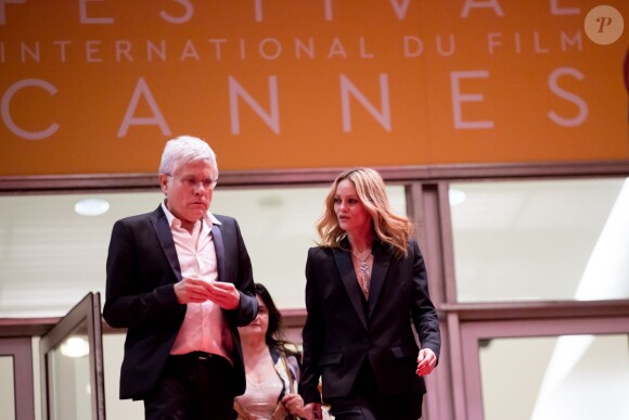 Vanessa Paradis accompagnée de l'attaché de presse de La Danseuse André-Paul Ricci et de sa meilleure amie sortant de la projection du film "La Danseuse" lors du 69ème Festival International du Film de Cannes, le 13 mai 2016, film dans lequel sa fille Lily-Rose Depp interprète un rôle. © Dominique Jacovides- Cyril Moreau/Bestimage