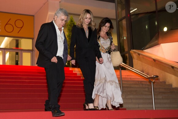 Vanessa Paradis accompagnée de l'attaché de presse de La Danseuse André-Paul Ricci et de sa meilleure amie sortant de la projection du film "La Danseuse" lors du 69ème Festival International du Film de Cannes, le 13 mai 2016, film dans lequel sa fille Lily-Rose Depp interprète un rôle. © Dominique Jacovides- Cyril Moreau/Bestimage