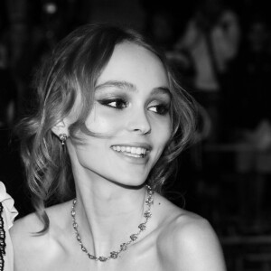 Lily-Rose Depp à la montée des marches du film "I, Daniel Blake" pendant le 69ème Festival international du film de Cannes le 13 mai 2016.