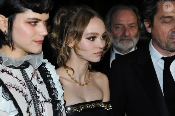 Lily-Rose Depp à la montée des marches du film "I, Daniel Blake" pendant le 69ème Festival international du film de Cannes le 13 mai 2016.