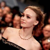 Cannes 2016: Lily-Rose Depp, élégante et copine avec Soko pour des débuts en or