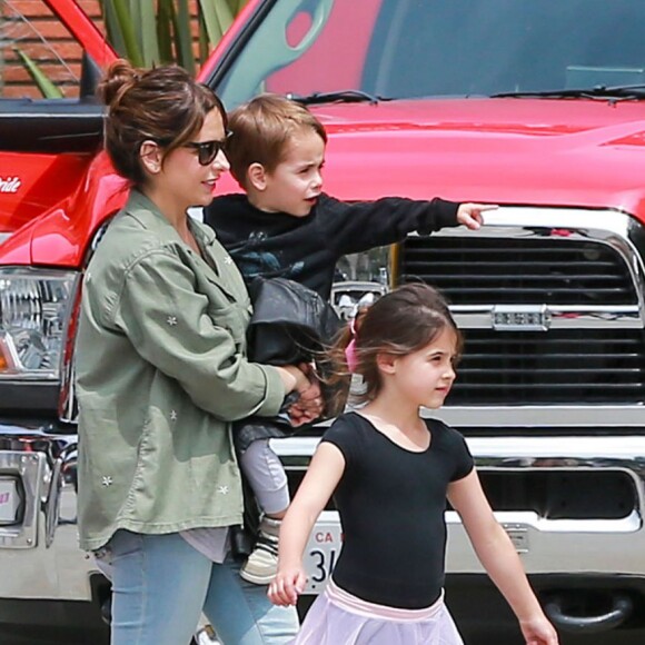 Sarah Michelle Gellar est allée chercher ses enfants Charlotte Prinze et Rocky Prinze à leur cours de danse à Los Angeles avant de visiter une caserne de pompiers, le samedi 14 mai 2016.