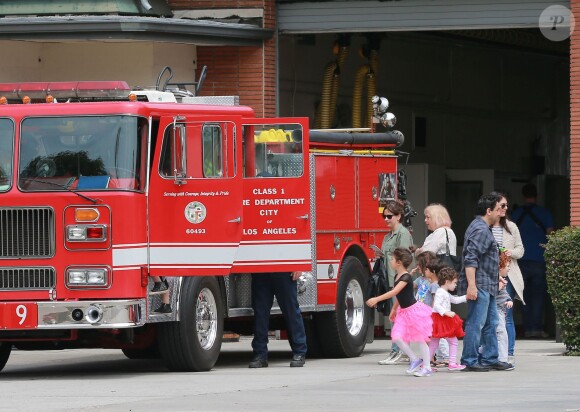 Sarah Michelle Gellar est allée chercher ses enfants Charlotte Prinze et Rocky Prinze à leur cours de danse à Los Angeles avant de visiter une caserne de pompiers, le samedi 14 mai 2016.