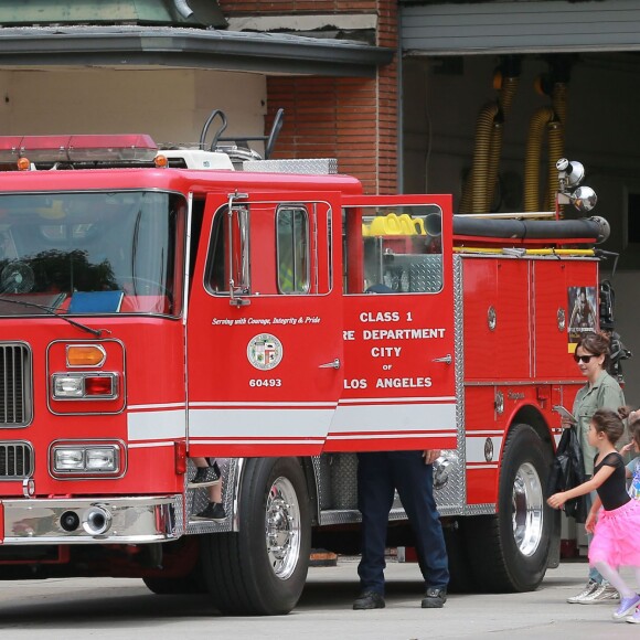 Sarah Michelle Gellar est allée chercher ses enfants Charlotte Prinze et Rocky Prinze à leur cours de danse à Los Angeles avant de visiter une caserne de pompiers, le samedi 14 mai 2016.