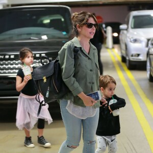 Sarah Michelle Gellar est allée chercher ses enfants Charlotte Prinze et Rocky Prinze à leur cours de danse à Los Angeles avant de visiter une caserne de pompiers, le samedi 14 mai 2016.