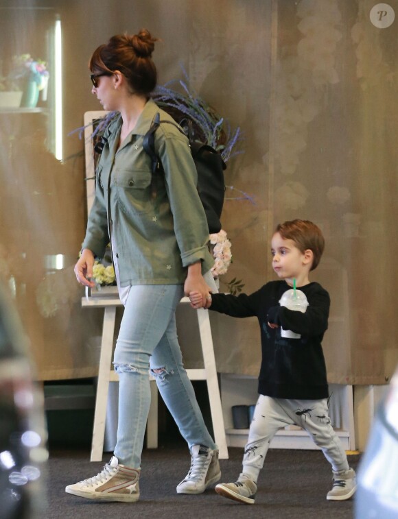 Sarah Michelle Gellar est allée chercher ses enfants Charlotte Prinze et Rocky Prinze à leur cours de danse à Los Angeles avant de visiter une caserne de pompiers, le samedi 14 mai 2016.