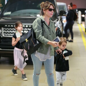 Sarah Michelle Gellar est allée chercher ses enfants Charlotte Prinze et Rocky Prinze à leur cours de danse à Los Angeles avant de visiter une caserne de pompiers, le samedi 14 mai 2016.