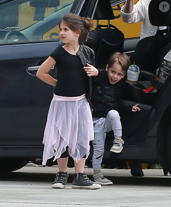 Sarah Michelle Gellar est allée chercher ses enfants Charlotte Prinze et Rocky Prinze à leur cours de danse à Los Angeles avant de visiter une caserne de pompiers, le samedi 14 mai 2016.