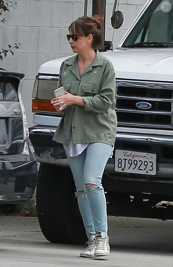 Sarah Michelle Gellar est allée chercher ses enfants Charlotte Prinze et Rocky Prinze à leur cours de danse à Los Angeles avant de visiter une caserne de pompiers, le samedi 14 mai 2016.
