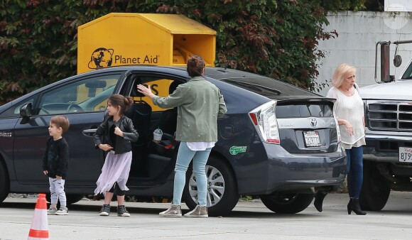 Sarah Michelle Gellar est allée chercher ses enfants Charlotte Prinze et Rocky Prinze à leur cours de danse à Los Angeles avant de visiter une caserne de pompiers, le samedi 14 mai 2016.