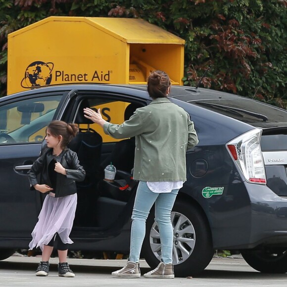 Sarah Michelle Gellar est allée chercher ses enfants Charlotte Prinze et Rocky Prinze à leur cours de danse à Los Angeles avant de visiter une caserne de pompiers, le samedi 14 mai 2016.