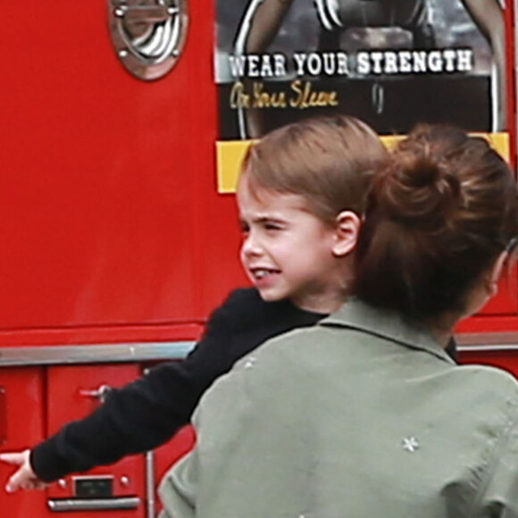 Sarah Michelle Gellar est allée chercher ses enfants Charlotte Prinze et Rocky Prinze à leur cours de danse à Los Angeles avant de visiter une caserne de pompiers, le samedi 14 mai 2016.