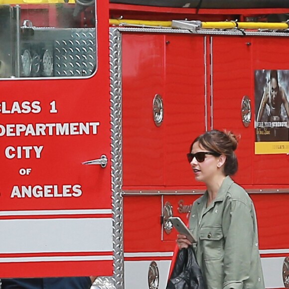 Sarah Michelle Gellar est allée chercher ses enfants Charlotte Prinze et Rocky Prinze à leur cours de danse à Los Angeles avant de visiter une caserne de pompiers, le samedi 14 mai 2016.