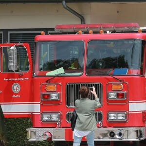 Sarah Michelle Gellar est allée chercher ses enfants Charlotte Prinze et Rocky Prinze à leur cours de danse à Los Angeles avant de visiter une caserne de pompiers, le samedi 14 mai 2016.