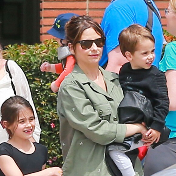 Sarah Michelle Gellar est allée chercher ses enfants Charlotte Prinze et Rocky Prinze à leur cours de danse à Los Angeles avant de visiter une caserne de pompiers, le samedi 14 mai 2016.