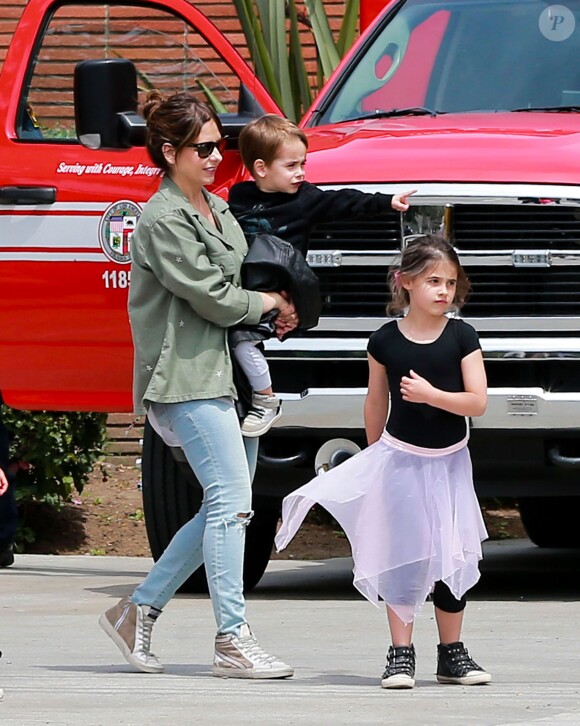 Sarah Michelle Gellar est allée chercher ses enfants Charlotte Prinze et Rocky Prinze à leur cours de danse à Los Angeles avant de visiter une caserne de pompiers, le samedi 14 mai 2016.