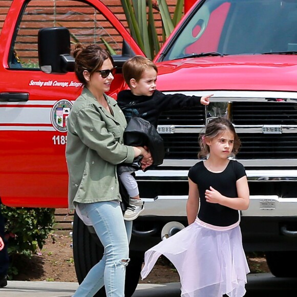 Sarah Michelle Gellar est allée chercher ses enfants Charlotte Prinze et Rocky Prinze à leur cours de danse à Los Angeles avant de visiter une caserne de pompiers, le samedi 14 mai 2016.