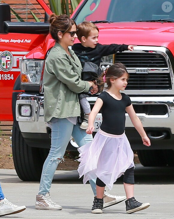 Sarah Michelle Gellar est allée chercher ses enfants Charlotte Prinze et Rocky Prinze à leur cours de danse à Los Angeles avant de visiter une caserne de pompiers, le samedi 14 mai 2016.