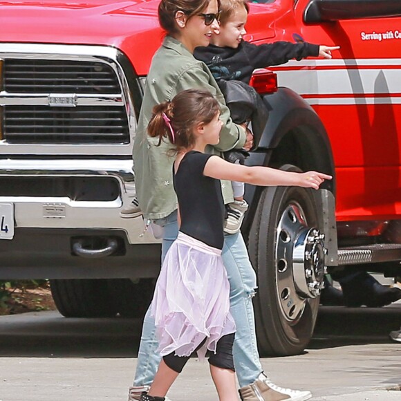 Sarah Michelle Gellar est allée chercher ses enfants Charlotte Prinze et Rocky Prinze à leur cours de danse à Los Angeles avant de visiter une caserne de pompiers, le samedi 14 mai 2016.