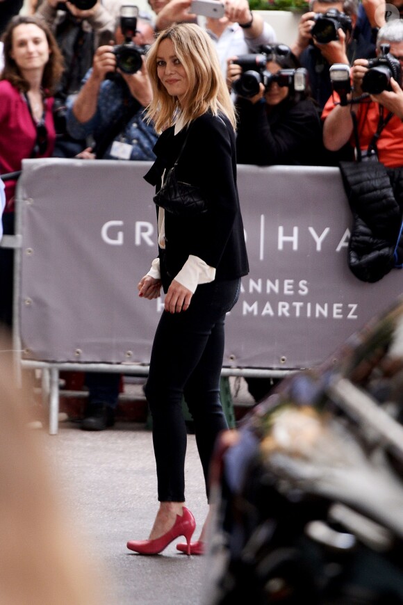 Vanessa Paradis, habillée d'un blazer et d'un chemisier Chanel, est surprise à son arrivée à l'hôtel Martinez. Cannes, le 10 mai 2016.