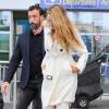 Blake Lively arrive à l'aéroport de Nice, habillée d'un trench-coat et d'un pantalon Burberry. Le 9 mai 2016.