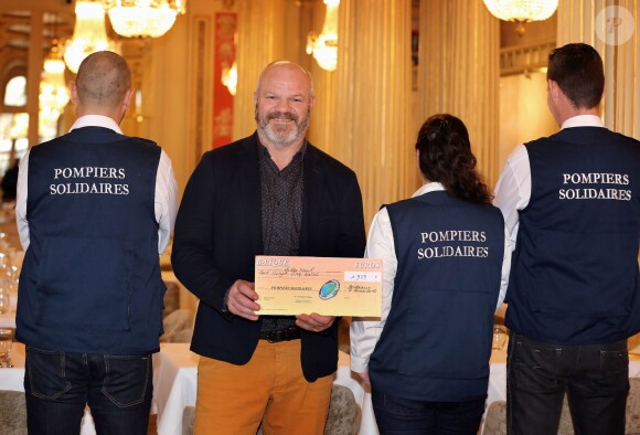 Exclusif - Le grand chef Bordelais et présentateur télé (Top Chef), Philippe Etchebest est le parrain de l'association de solidarité internationale "Pompiers Solidaires" à Bordeaux le 9 février 2016. © Patrick Bernard-Quentin Salinier/ Bestimage