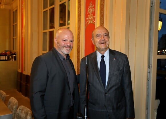 Le chef Bordelais Philippe Etchebest inaugure son restaurant "Le Quatrième mur" en présence d'Alain Juppé sous les galeries de l'opéra de Bordeaux, en face du restaurant de son concurrent Gordon Ramsay le 5 octobre 2015.