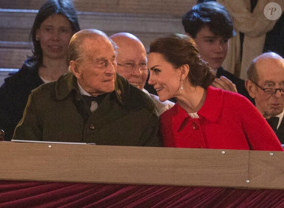 La duchesse de Cambridge complice avec le duc d'Edimbourg lors du spectacle équestre présenté le 15 mai 2016 au château de Windsor en l'honneur des 90 ans de la reine Elizabeth II.