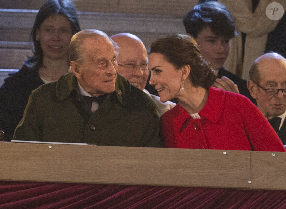 La duchesse de Cambridge complice avec le duc d'Edimbourg lors du spectacle équestre présenté le 15 mai 2016 au château de Windsor en l'honneur des 90 ans de la reine Elizabeth II.