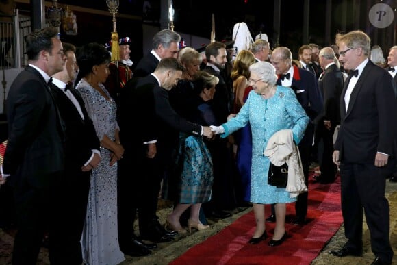 Gary Barlow et la reine Elizabeth II lors du spectacle équestre présenté le 15 mai 2016 au château de Windsor en l'honneur des 90 ans de la reine Elizabeth II.