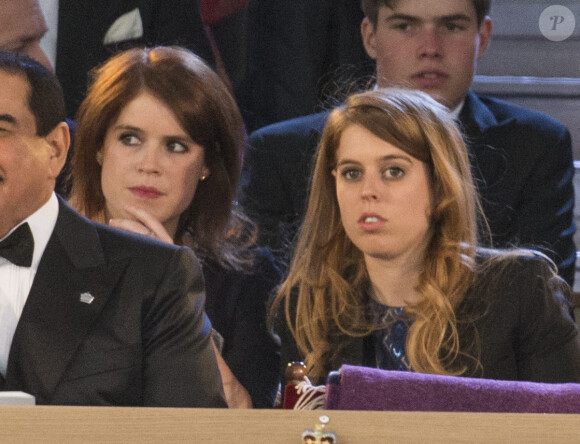 La princesse Eugenie et la princesse Beatrice d'York lors du spectacle équestre présenté le 15 mai 2016 au château de Windsor en l'honneur des 90 ans de la reine Elizabeth II.