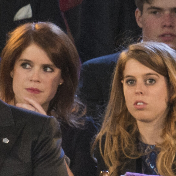 La princesse Eugenie et la princesse Beatrice d'York lors du spectacle équestre présenté le 15 mai 2016 au château de Windsor en l'honneur des 90 ans de la reine Elizabeth II.